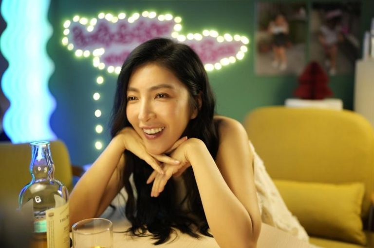 杨谨华在「看看你有多爱我」中饰演网红妈妈，但她自认现实中无法像网红一样对着镜头滔滔不绝说话。(图／Hami Video提供)