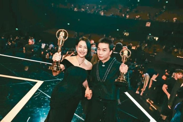 小S暂时不回「小姐不熙娣」金钟奖金全捐花莲助重建 小S(左)和派翠克(右)把金钟奖金全数捐给花莲社福机构。(取材自脸书)