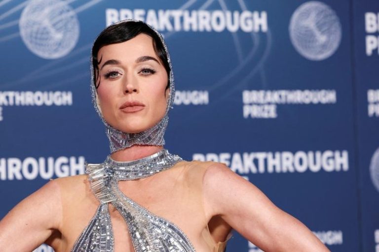 凯蒂佩芮庆41岁 认爱加拿大前总理杜鲁道 牵手看疯马秀 凯蒂佩芮庆41岁生日,大方认爱新男友。(路透)