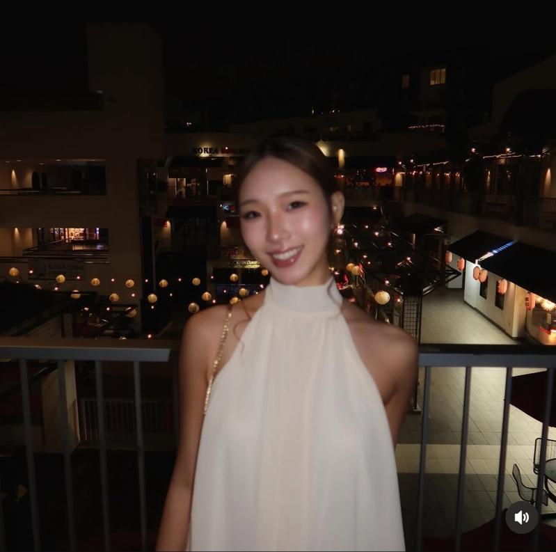 Elly美背惊艳网友。图/摘自IG