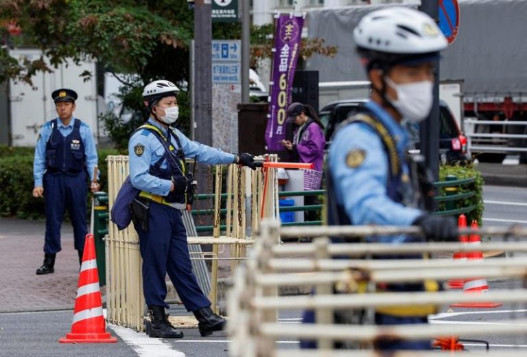 美国驻日使馆27日外可见严密警力部署，且已经架设防护围栏。（路透）