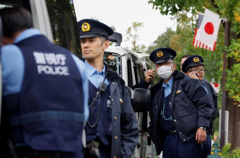 美国驻日使馆27日外可见严密警力部署，且已经架设防护围栏。（路透）