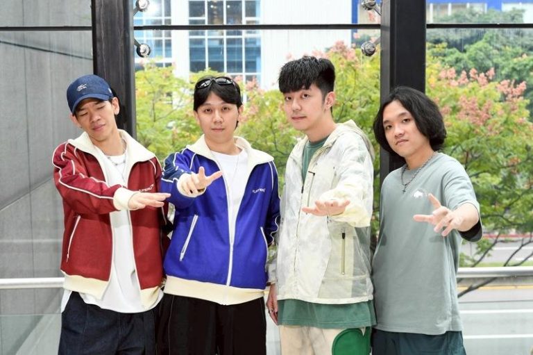 沈裕纮(左二)是浪漫里的灵魂人物。(图／三立提供)