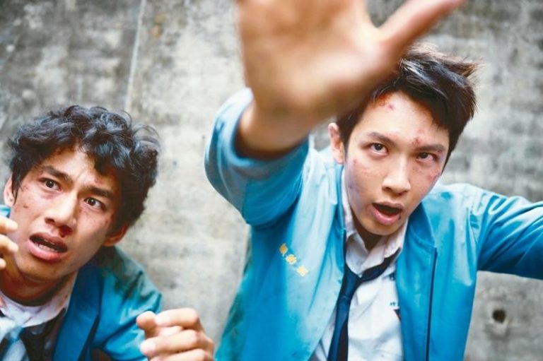 柯震东（右）与朱轩洋在九把刀电影「功夫」中饰演鲁蛇死党，却发现背后的大秘密。(图／麻吉砥加提供)