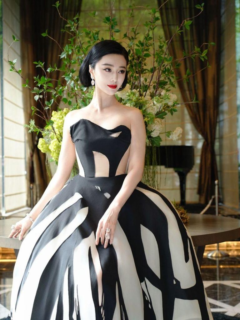 范冰冰盛装出席东京影展，气场全开。(取材自微博)