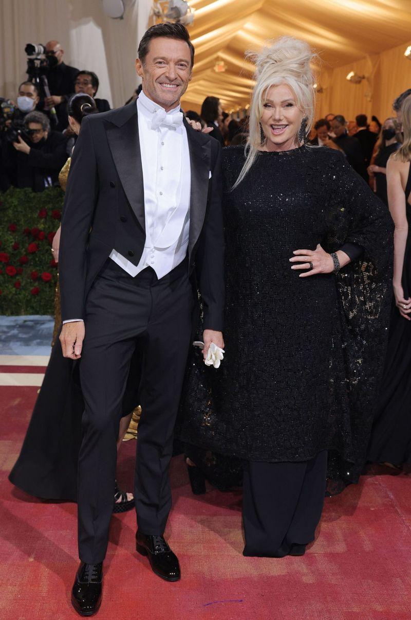 休杰克曼(左)和新女友萨顿佛斯特首度一起走红毯。（美联社）