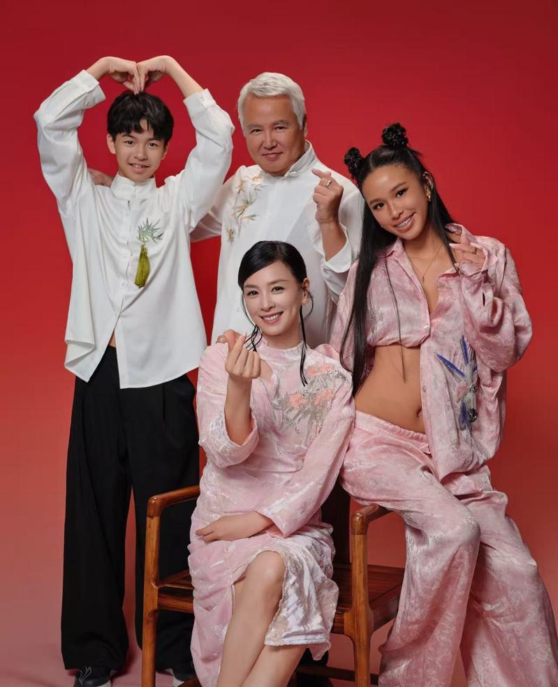 张庭、林瑞阳夫妻四口之家长腿比例惊人（图／张庭提供）