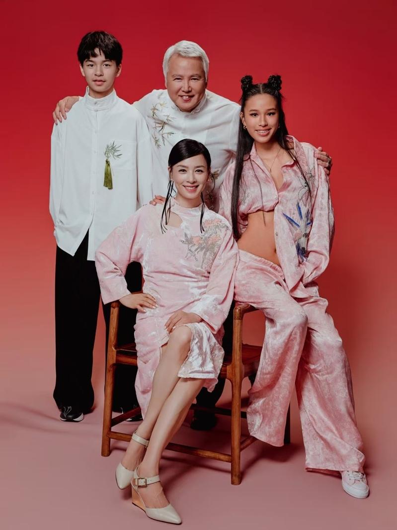 张庭、林瑞阳夫妻四口之家长腿比例惊人（图／张庭提供）