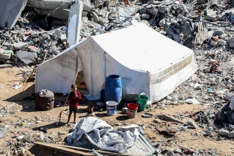 联合国估计，自以哈冲突爆发后，加萨约92%的住宅建筑、约43.6万栋遭到破坏或摧毁；图为在加萨北部Jabalia难民营。(新华社)