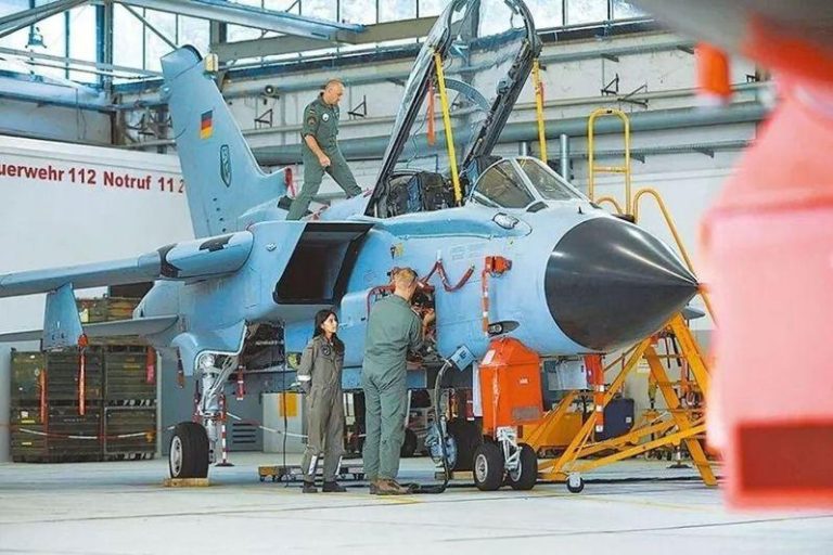 德国4393亿建军 拚欧洲最强传统武力 仍仰赖美制武器及维修 德国为打造国防军成为「欧洲最强传统武力」,胪列3770亿欧元筹购陆、海、空、太空与网络作战所需,其中约140亿欧元的军购与外国相关;图为德国空军基地。(路透)