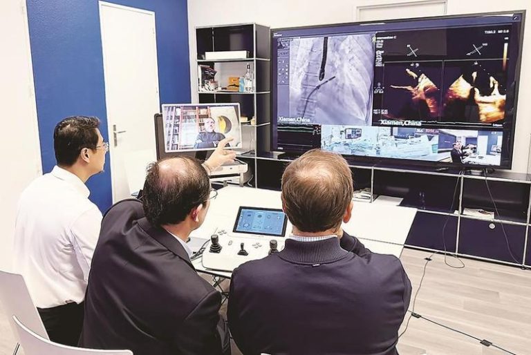 中国、法国团队远程协同操作，完成全球首例跨国机器人心脏介入手术。（取材自福建日报）