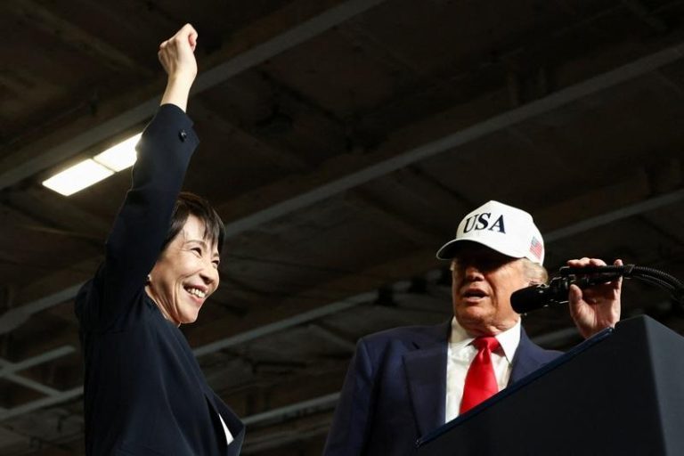 日本首相高市早苗（左）28日与美国总统川普（右）共访横须贺基地的美国航空母舰。路透