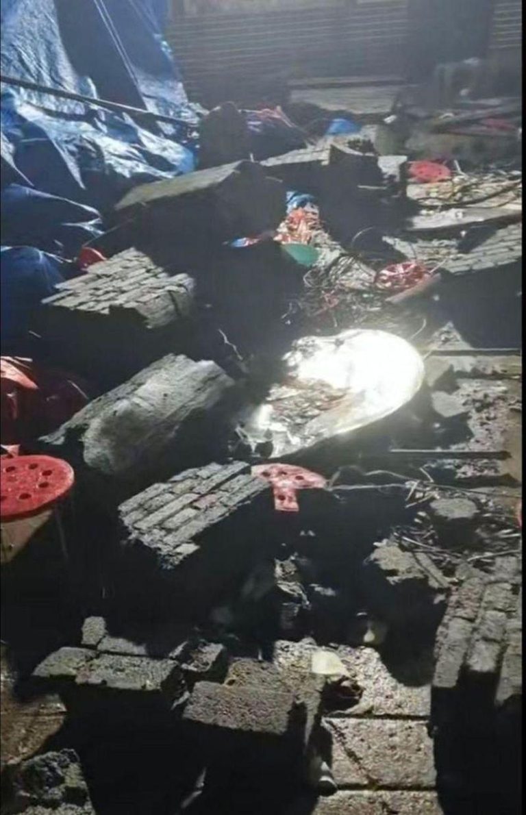 丧上加丧…云南丧礼「雨蓬积水」拉倒3米围墙 6人吃席被压死 事发现场。(取材自大风新闻)