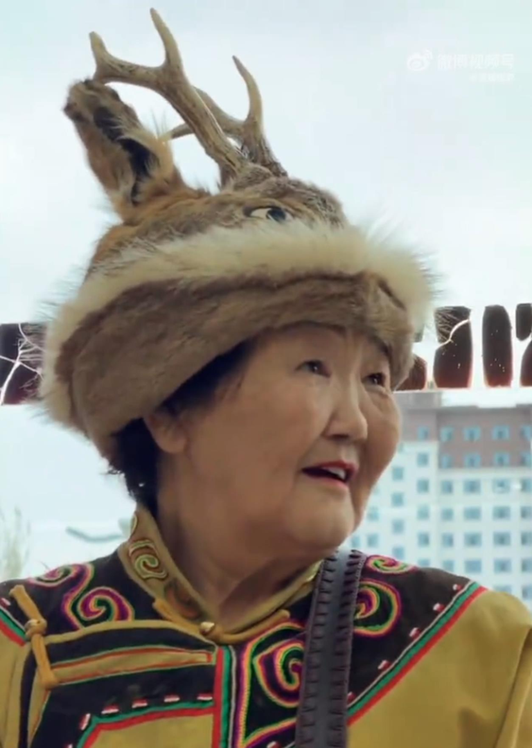 从深山到博物馆…非遗狍角帽火了 鄂伦春老人捐20年珍藏 鄂伦春自治旗非遗传承人满古梅,将珍藏20年、亲手制作的狍角帽捐献给呼伦贝尔历史博物馆。(视频截屏)