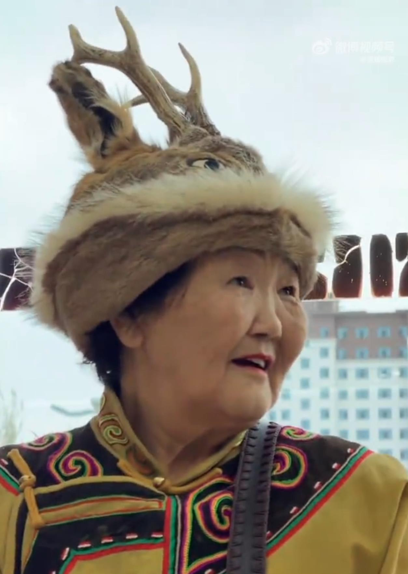 鄂伦春自治旗非遗传承人满古梅,将珍藏20年、亲手制作的狍角帽捐献给呼伦贝尔历史博物馆。(视频截屏)