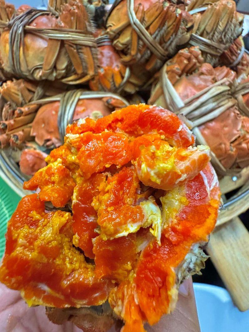 由于连续高温,今年大闸蟹出现大规模窒息死亡,阳澄湖内核产区预计减产20%。(取材自微博)