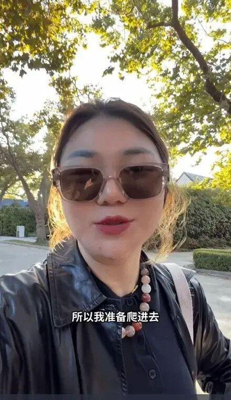 杨天真打不开特斯拉,只好爬后车厢进入。(取材自都市快报)