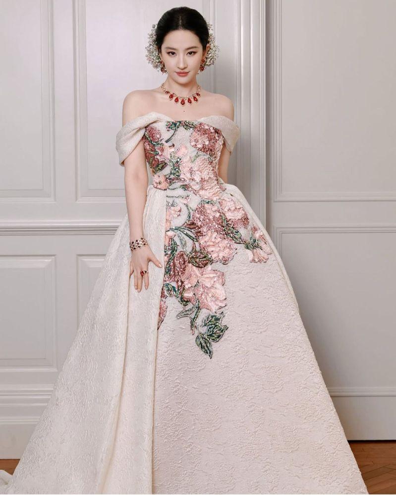 刘亦菲展现女王气场。(取材自微博)