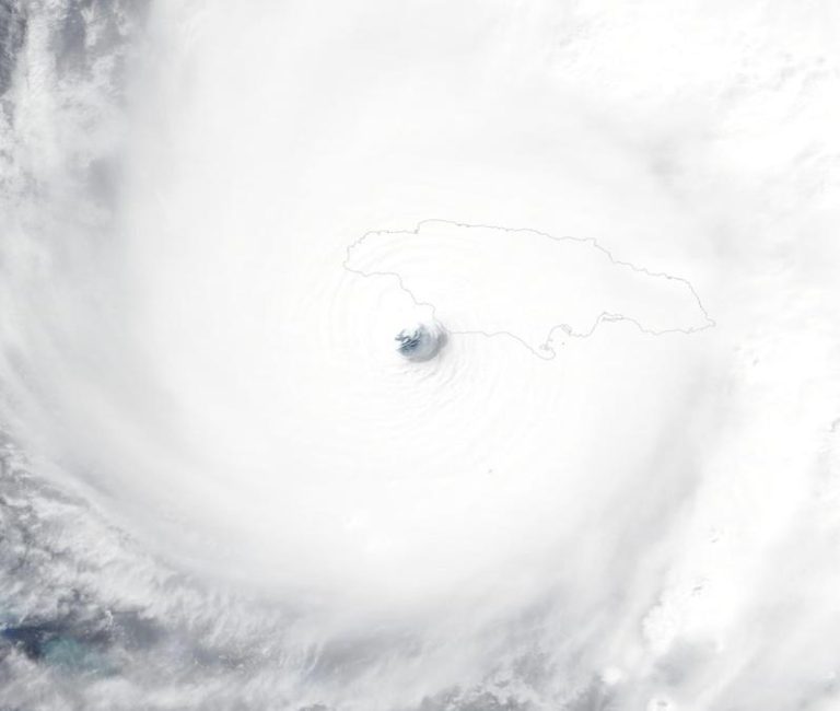 飓风美莉莎重返怪物级 NASA曝风暴中心卫星图 古巴急撤73万人 NASA公布飓风美莉莎28日逼近牙买加的卫星影像。(欧新社)