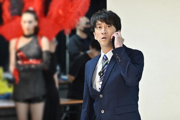 新婚陈汉典泄「幸福口误」 王伟忠笑:他真的变大人了 陈汉典在舞台剧「明星养老院」中饰演建设公司居住研究员阿德。(图/金星文创提供)