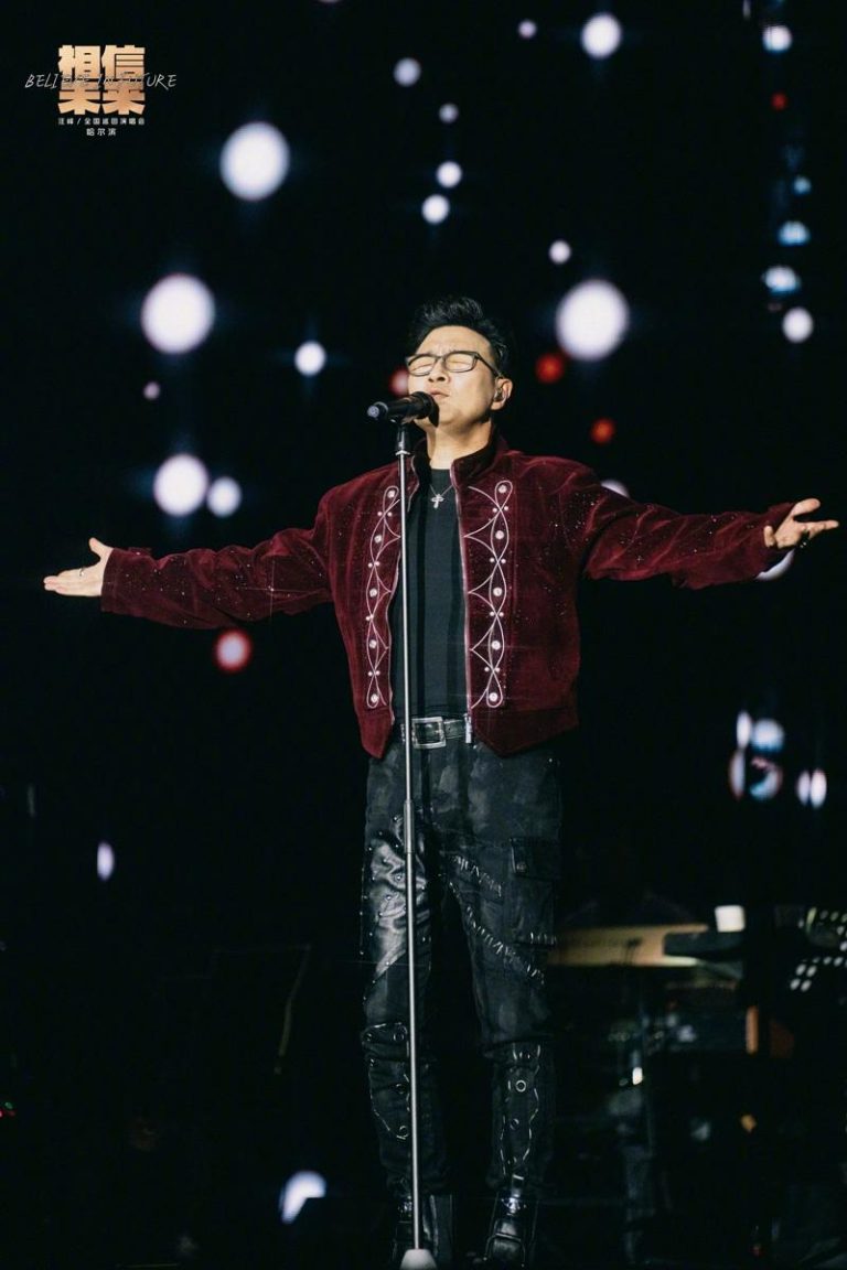 汪峰演唱会跑调又身材走样 网友:终于理解章子怡的选择 汪峰在哈尔滨打开了巡演。(取材自微博)