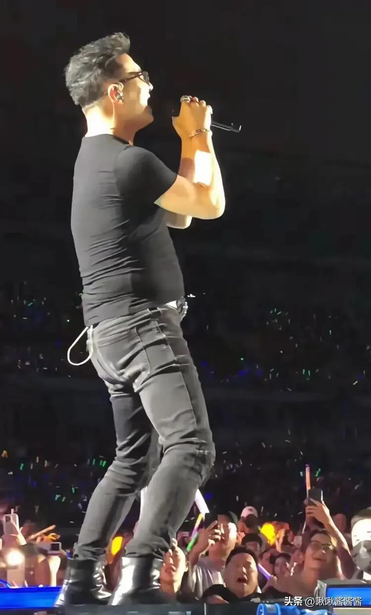 汪峰在哈尔滨打开了巡演。(取材自微博)