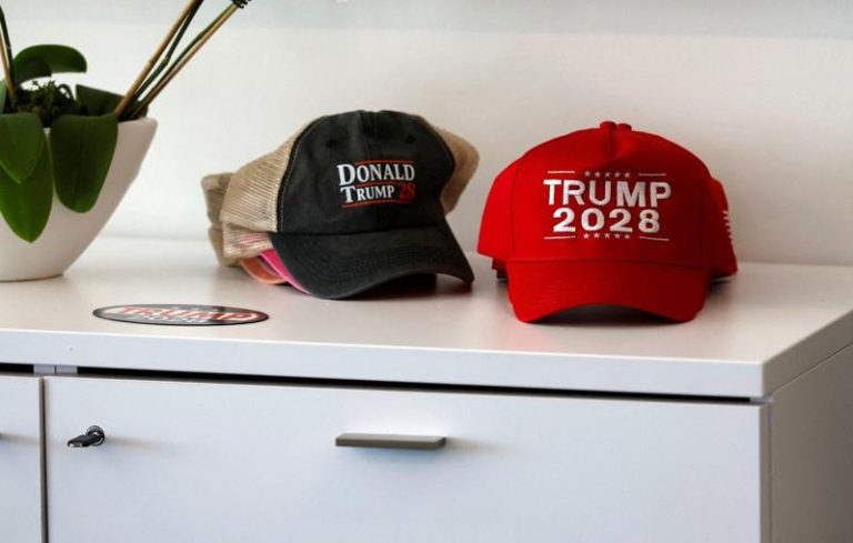 川普集团甚至贩售印有川普2028字样的红色帽子。（路透）