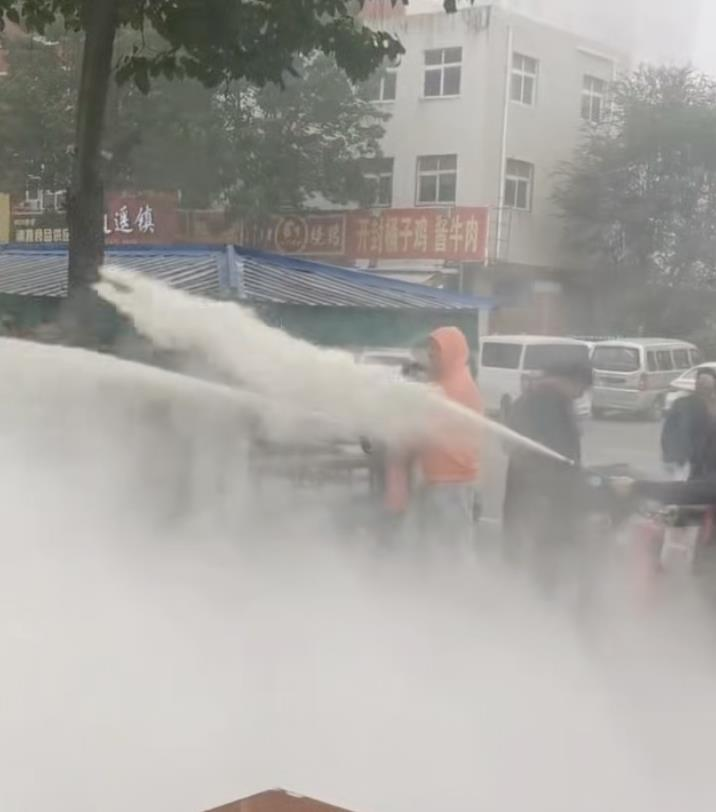 河南一名新郎被绑树上遭多人以灭火器喷射，现场画面被指荒唐。（取材自潇湘晨报）