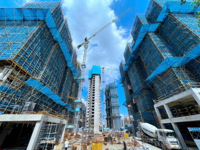 房市不振 中房企在港掀下市潮 不乏曾经千亿、中国TOP20公司 今年以来,已有首创巨大、大悦城地产、北京建设、 中泛控股和上坤地产等多家房企宣布从港交所退市。分析认为在房市不振下,短期内,仍会有更多上市房企退市。(中新社)