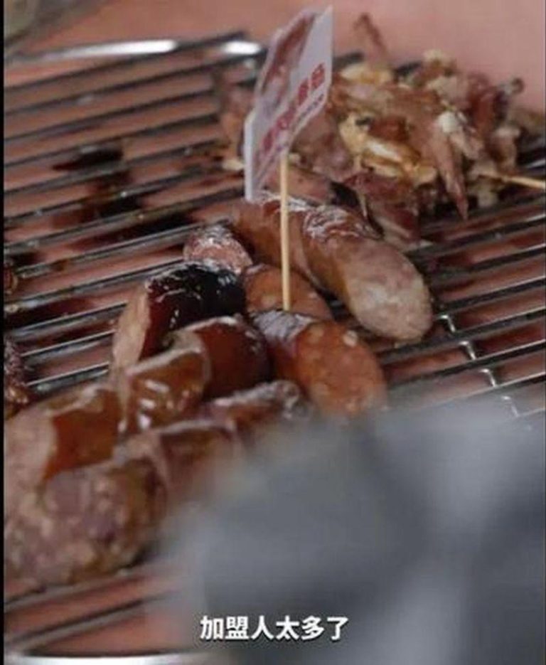 欠下4600万… 57岁山东大叔靠卖烤肠「要2027年前还清」 唐健卖的烤肠。(取材自齐鲁晚报)