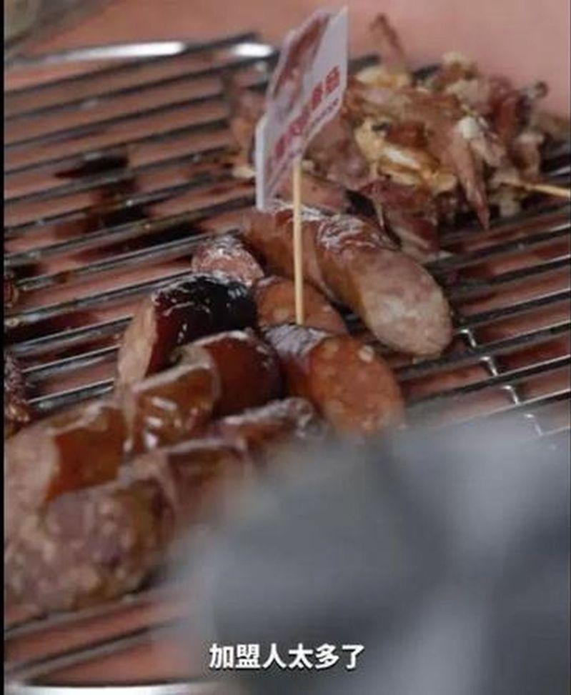 唐健卖的烤肠。(取材自齐鲁晚报)
