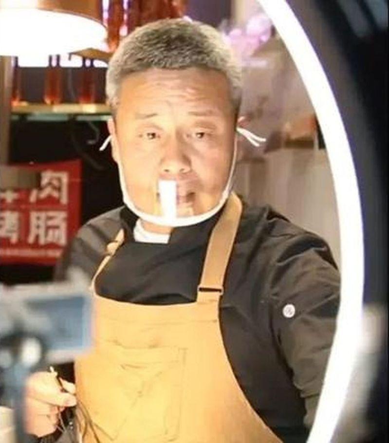 唐健卖的烤肠。(取材自齐鲁晚报)