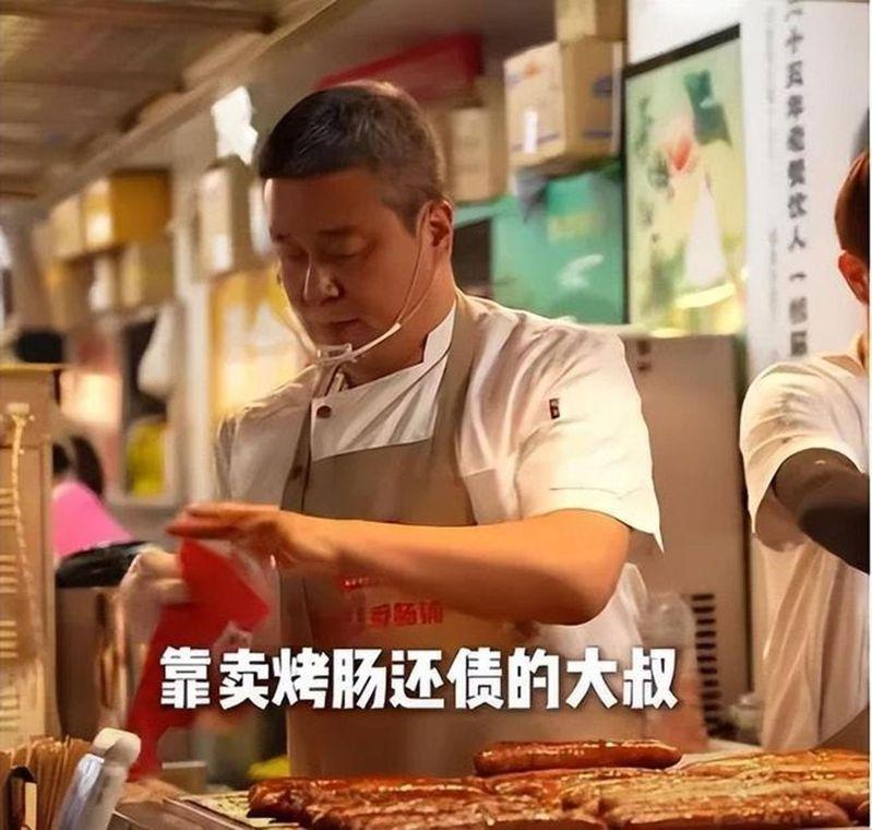 唐健卖的烤肠。(取材自齐鲁晚报)