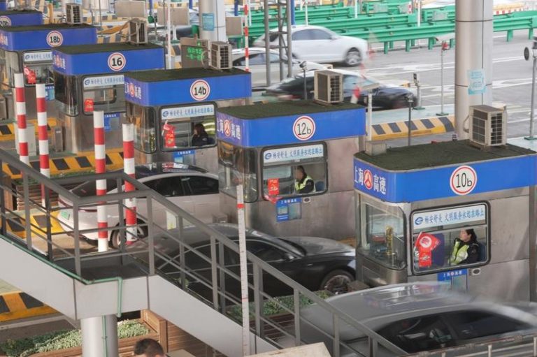 在中国，高速收费站有直播间，并非所有人都知道。图为车辆有序通行G2高速公路上海江桥收费站。 （中新社）