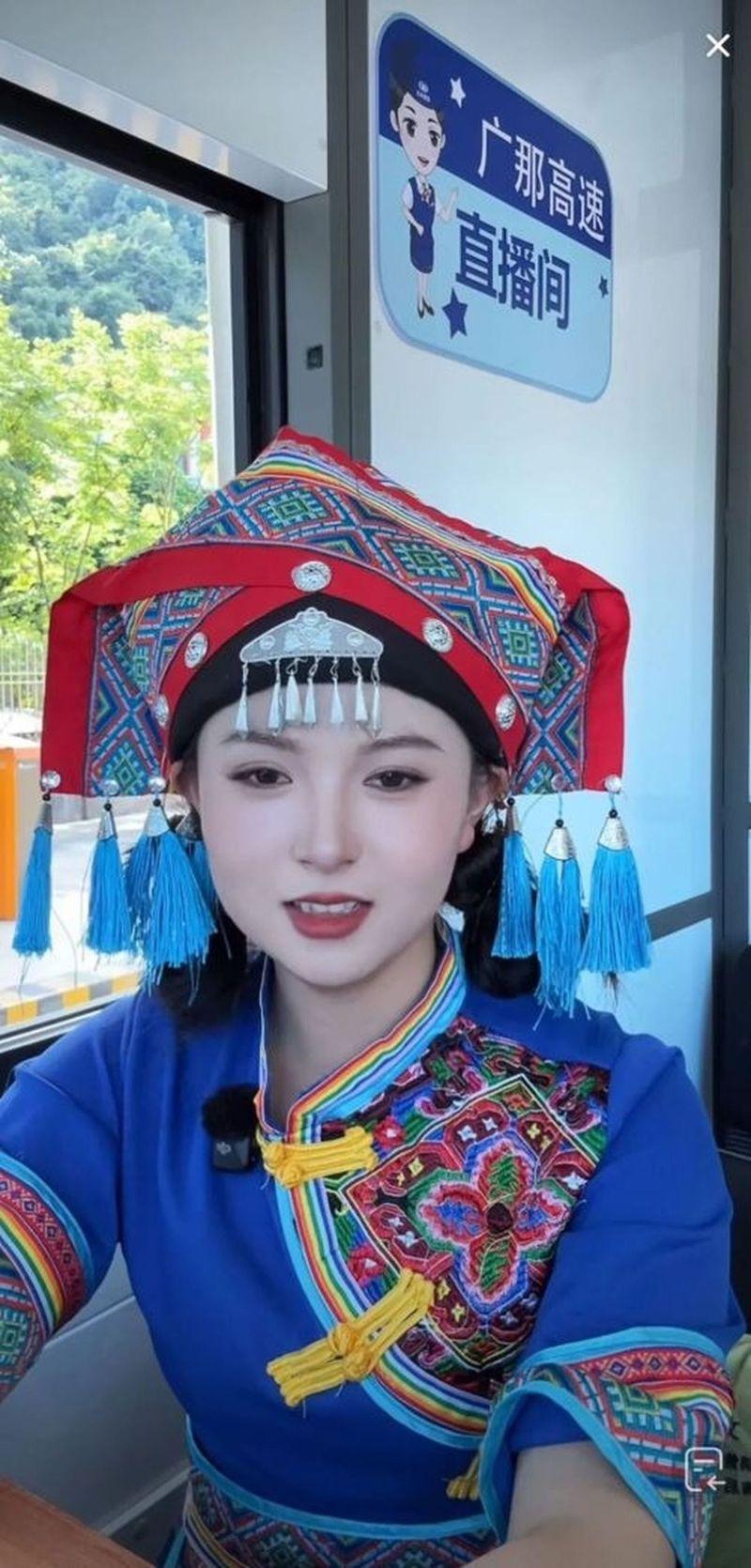 在中国，高速收费站有直播间，并非所有人都知道。图为车辆有序通行G2高速公路上海江桥收费站。 （中新社）