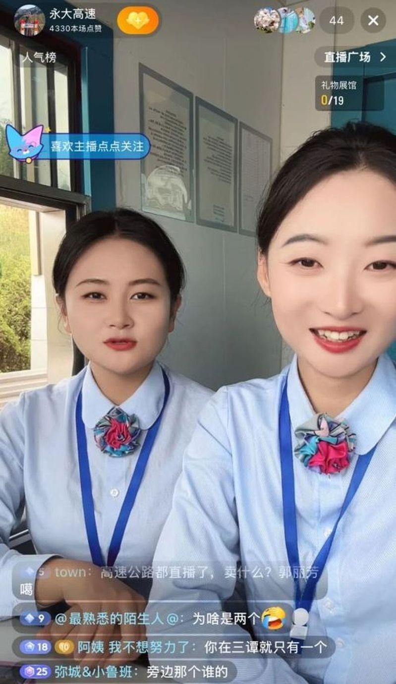 在中国，高速收费站有直播间，并非所有人都知道。图为车辆有序通行G2高速公路上海江桥收费站。 （中新社）