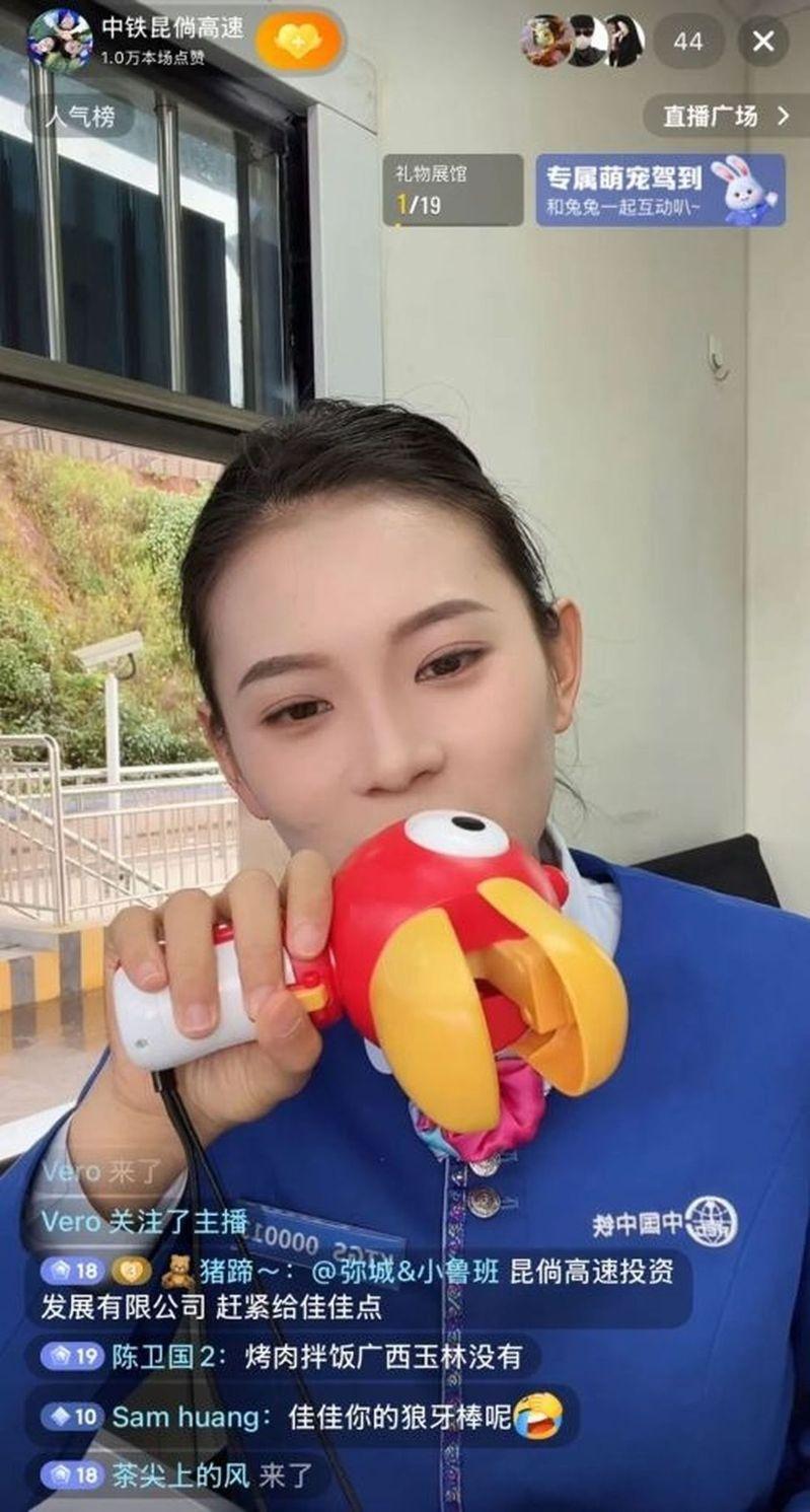 在中国，高速收费站有直播间，并非所有人都知道。图为车辆有序通行G2高速公路上海江桥收费站。 （中新社）