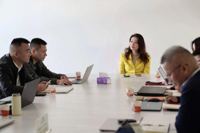 据宏胜集团公众号，宏胜集团片区工作会议29日在杭州举行，集团总裁宗馥莉出席会议并作工作部署。（取材自宏胜集团公众号）