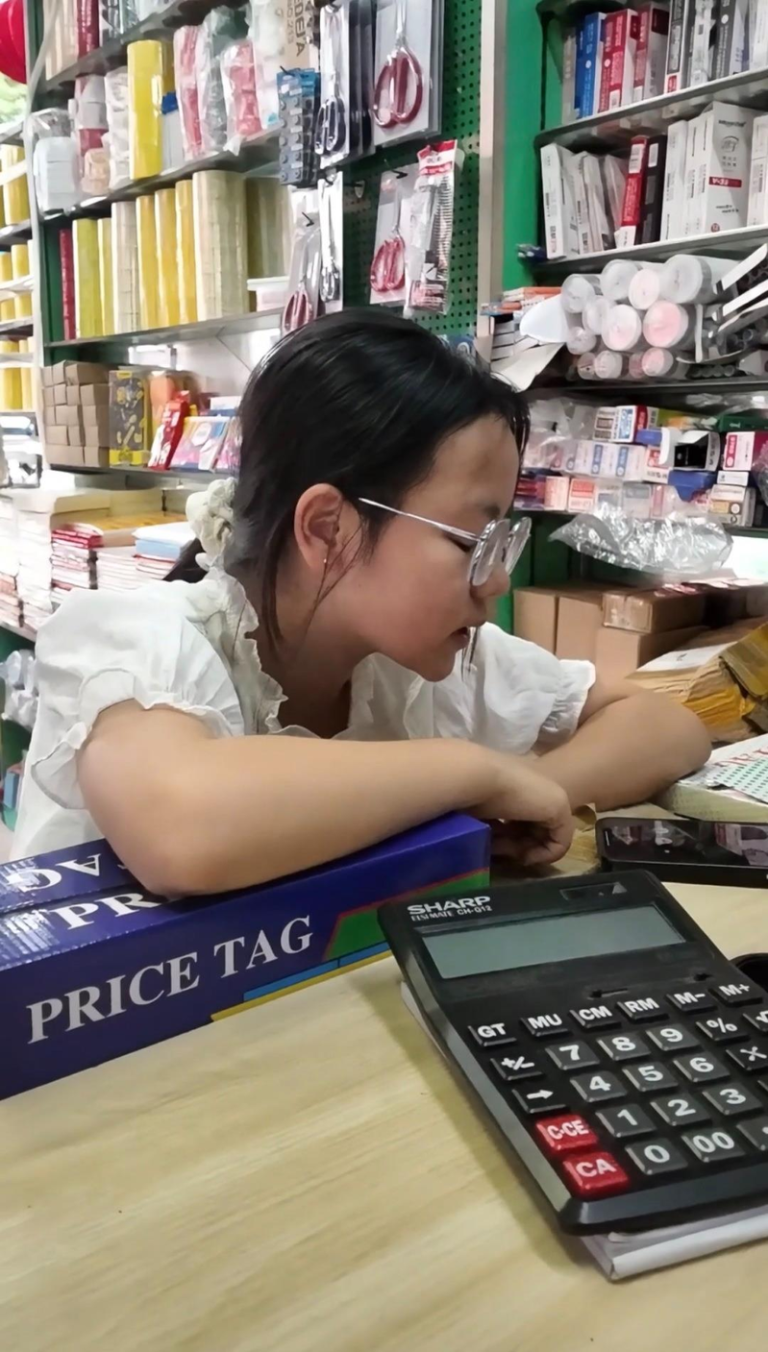 广州12岁女童李若熙以流利英语与外商对谈。（取材自广州日报新花城）