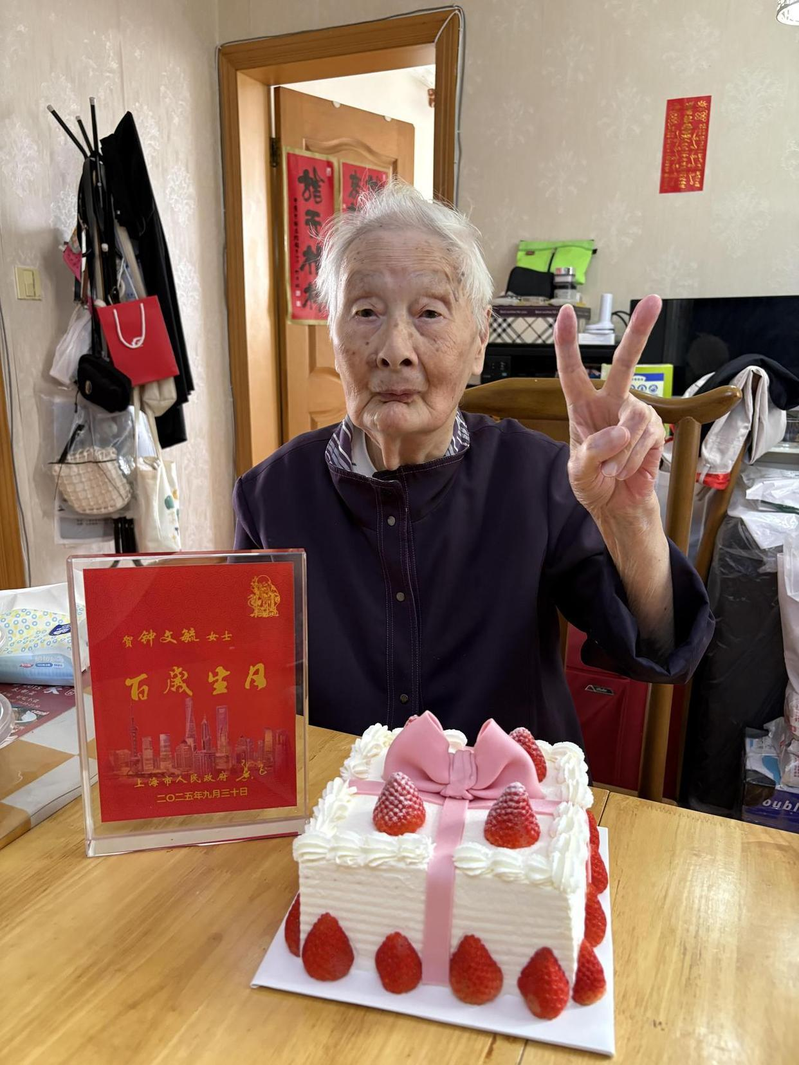 只剩一颗牙的钟文毓还能大口吃蟹。（取材自潮新闻）