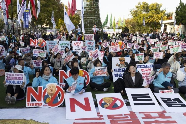 反对川普的民众，29日在庆州示威高喊口号，举着写有「反对川普」的标语，表示不欢迎。（欧新社）