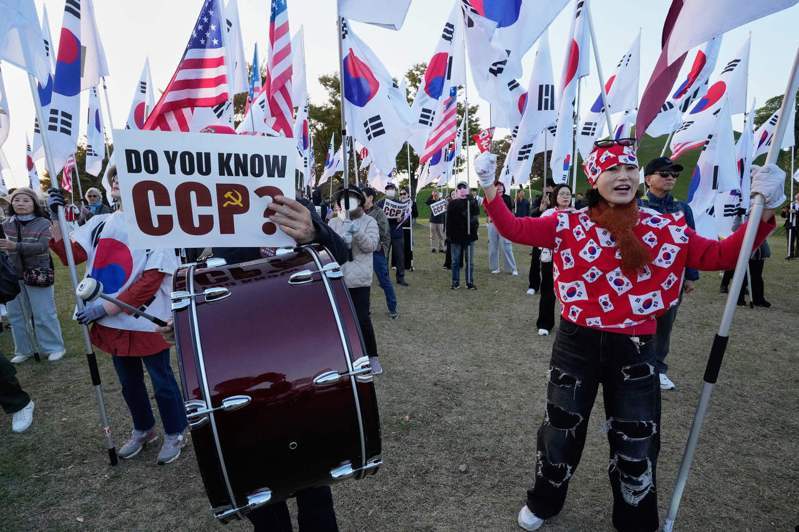 反对川普的民众，29日在庆州示威高喊口号，举着写有「反对川普」的标语，表示不欢迎。（欧新社）
