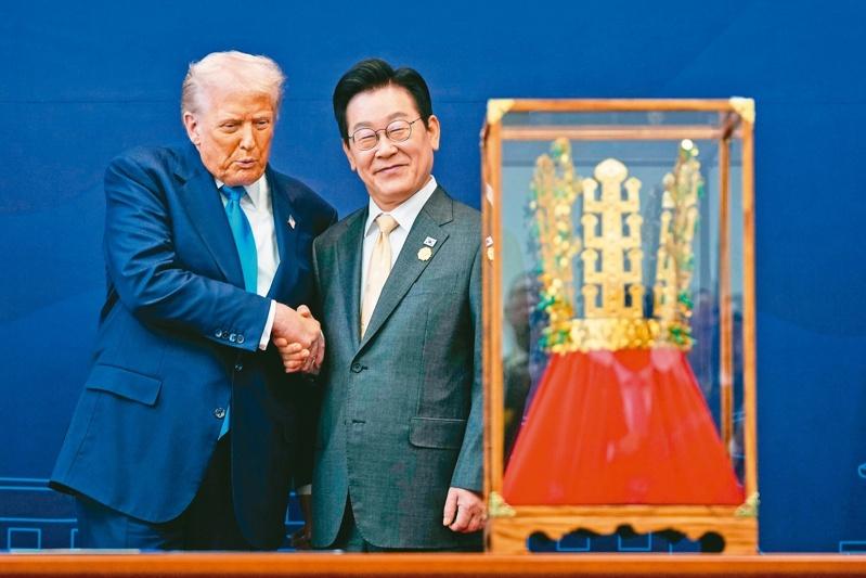 南韩庆州涌现大小示威活动，美国总统川普的支持者29日在庆州举着反对中共的标语集会，欢迎川普到访。（美联社）