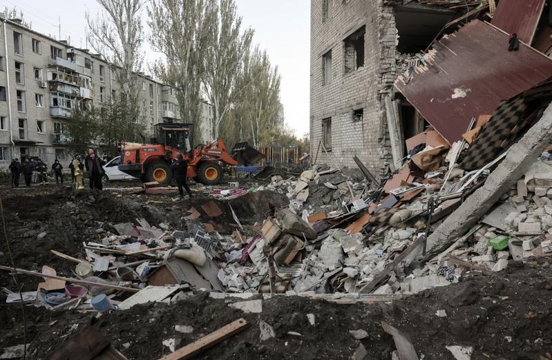 俄罗斯30日空袭乌克兰东南部札波罗热市（Zaporizhzhia）造成13人受伤。图为乌国救援人员在一处遭俄军袭击的住宅区前救援。欧新社