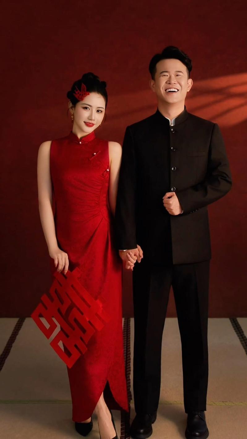 天津范姐(左)和房岩小哥在众人惊吓中然结婚了。(图／摘自天津范姐脸书)