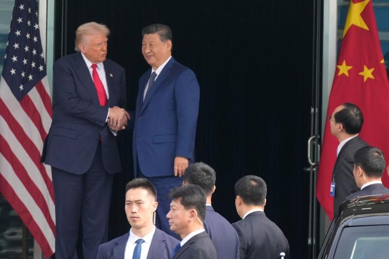 意大利晚邮报认为，美中在经济、科技和地缘政治等问题上依然处在对抗冲突的轨道，非几次握手微笑就能解决，美中在许多领域注定将持续「脱钩」。(美联社)