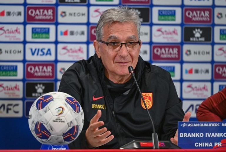 71岁的前中国国家足球队主帅伊万科维奇在个人社交媒体发文，正式宣布退休。图为伊万科维奇6月9日出席世界杯亚洲区预选赛记者会。（新华社）