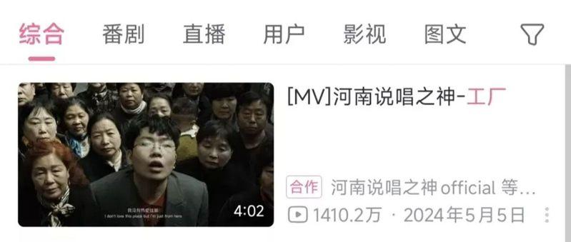 以大宋文化为创作背景的沉浸式宋文化主题餐秀「清明上河·宋宴」日前在河南开封清明上河园上演，吸引民众前来体验。图为裸眼3D光影呈现的古代画面吸引顾客观看。（中新社）