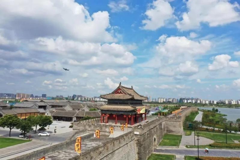 以大宋文化为创作背景的沉浸式宋文化主题餐秀「清明上河·宋宴」日前在河南开封清明上河园上演，吸引民众前来体验。图为裸眼3D光影呈现的古代画面吸引顾客观看。（中新社）