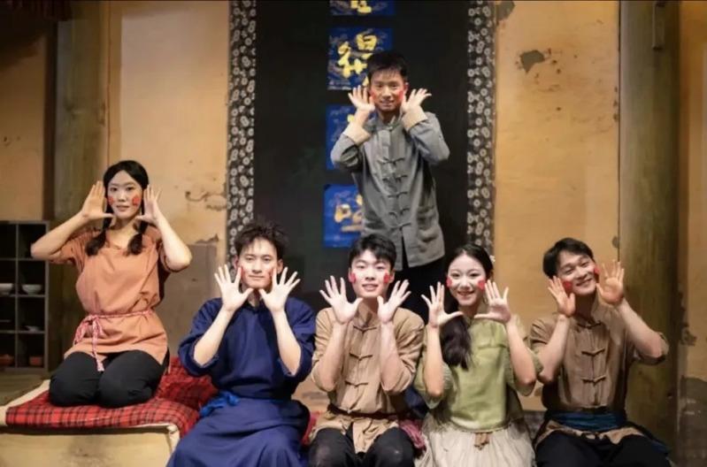 以大宋文化为创作背景的沉浸式宋文化主题餐秀「清明上河·宋宴」日前在河南开封清明上河园上演，吸引民众前来体验。图为裸眼3D光影呈现的古代画面吸引顾客观看。（中新社）